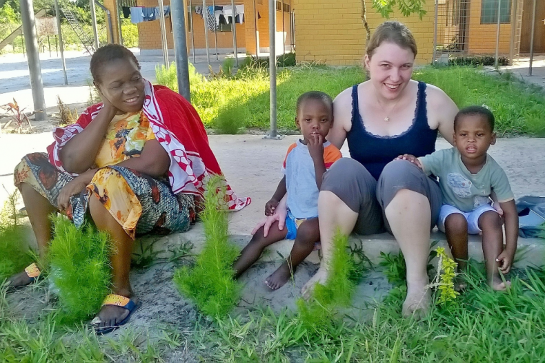 In het dorp met de kinderen en mama's