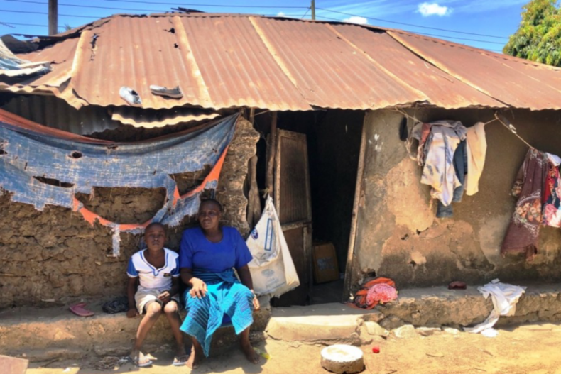 Deze jongen woont ook bij zijn grootmoeder.