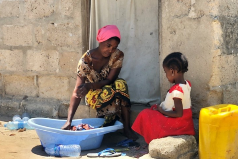 Dit jonge meisje woont bij haar moeder.