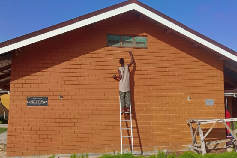 Schoolgebouw krijgt een nieuw likje verf