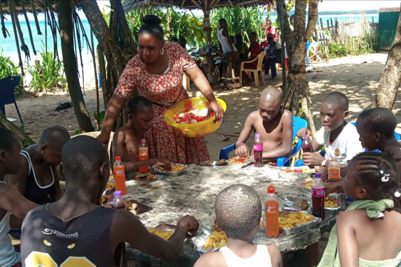 De mama's hadden een picknick voorbereid