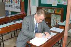 Karel tekent gastenboek