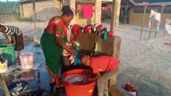 De kinderen helpen mee met de huishoudelijke klusjes zoals het wassen van de kleding.