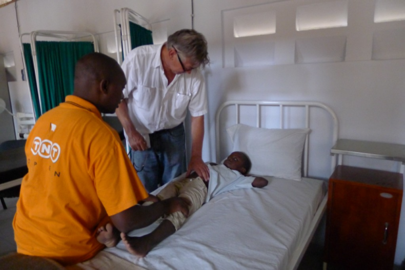 Kees onderzoekt kind