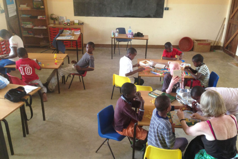 Sandra geeft de kinderen les